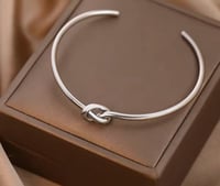 سوار بتصميم عقدة أنيقة