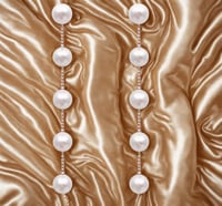 أقراط لؤلؤ متدلية بشكل أنيق