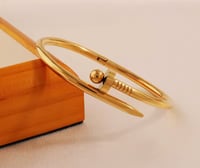 سوار أنيق يكمل إطلالتك