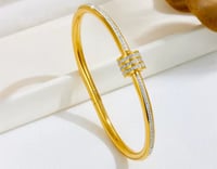 سوار أنيق يكمل إطلالتك