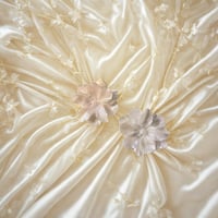 قرط بتصميم زهرة الكاميليا