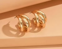 قرط بحلقات ثلاثية