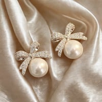 قرط فيونكة مرصع بالكريستال مع لؤلؤة لامعة