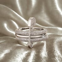 خاتم بتصميم مشبك ورق ثلاثي الحلقات