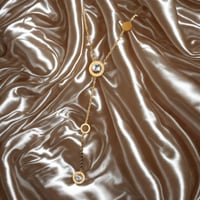 قلادة متدلية بتصميم ناعم