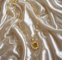 قلادة بتصميم ناعم وأنيق