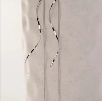 قرط متدلي بتصميم متعرج