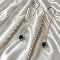 قرط متدلي بتصاميم هندسية