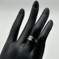 خاتم ذهب خلية مع حجر ابيض