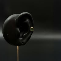 حلق ذهب مربع زيركون اخضر عيار 18