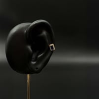 حلق ذهب مربع زيركون ازرق عيار 18