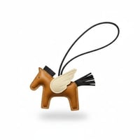 تعليقة الحصان المجنّح البني الكراميل | Dossié