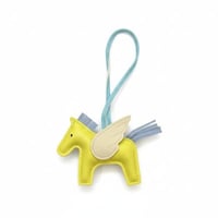 تعليقة الحصان المجنّح – لون أصفر | Dossié