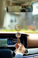 تعليقة سياره بالاسم والصوره