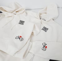 بلوفرات الهبة بتصميم باركود أغنية مع حرفان وقلب بح...