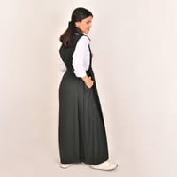 مريول متوسط زيتي سادة بقصة مثلثة