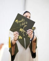 عبايات تخرج 2025 سكري مع زيتي-متجر فرح