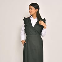 مريول متوسط زيتي بياقة بليزر مع كشكش على الجانبين