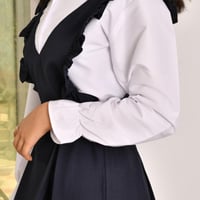 مريول كحلي بقصة مثلثة وكشكش عريض