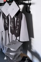 عبايات تخرج 2025 رصاصي مع أسود-متجر فرح