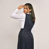 مريول كحلي ثانوي شيال سادة بقصة مثلثة وزم من الجان...