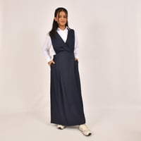 مريول كحلي ثانوي شيال سادة بقصة مثلثة وزم من الجان...