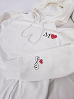 بلوفر الهبة طباعة حرفان بحب لاينتهي-متجر فرح