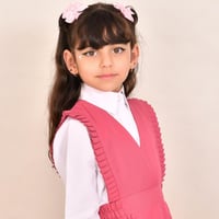 مريول ابتدائي وردي بقصة مثلثة وكشكش ناعم وزم من ال...