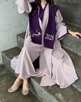 عباية تخرج وردي فاتح مع وشاح بنفسجي-متجر فرح