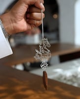 تعليقه سيارة بشكل الحصان