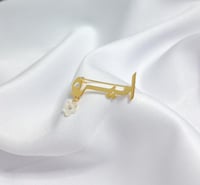 بروش بديل الذهب بالاسم مع وردة