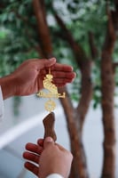 تعليقة سيارة شكل يد طقة قلب بكسرة عود-متجر فرح