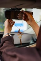 تعليقة سيارة شكل يد طقة قلب بكسرة عود-متجر فرح