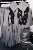 عبايات تخرج 2025 رصاصي مع أسود-متجر فرح