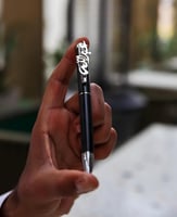 قلم نحت بالاسم فضي -متجر فرح