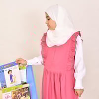 مريول ابتدائي وردي بسحاب وكسرات عريضة من الجانبين