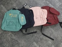 شنط مدرسية عدة الوان تطريز بالاسم