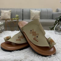 حذاء شرقي مطرز