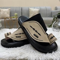 حذاء شرقي مطرز