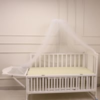 سرير اطفال خشبي ابيض بدون مفرش