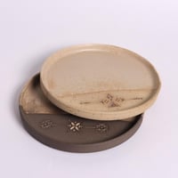 طبق من الفخار