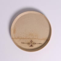 طبق من الفخار