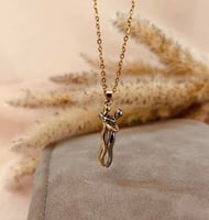 سلسال العناق ( ليحتضنك دائما بدلاٌ عني )