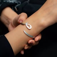 اسواره الحرف لمسة الجمال تُصاغ بأول حرفك