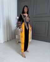 جلابيه بتطريز تراثي مع منديل اصفر