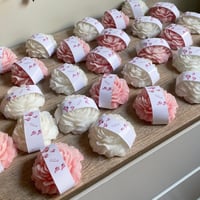 شمعة الورد الحجم الكبير بتغليف ورقي