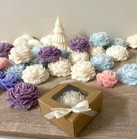 شمعة الورد الحجم الكبير في بوكس كرتوني مع تاق