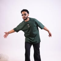 تيشيرت اليوم الوطني السعودي بشعار خلفية الامير محم...