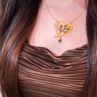 سلسال بشكل قلب ممزوج ب فراشه