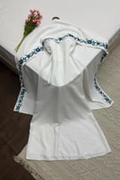 فستان أبيض مع وشاح من سكر Sukar